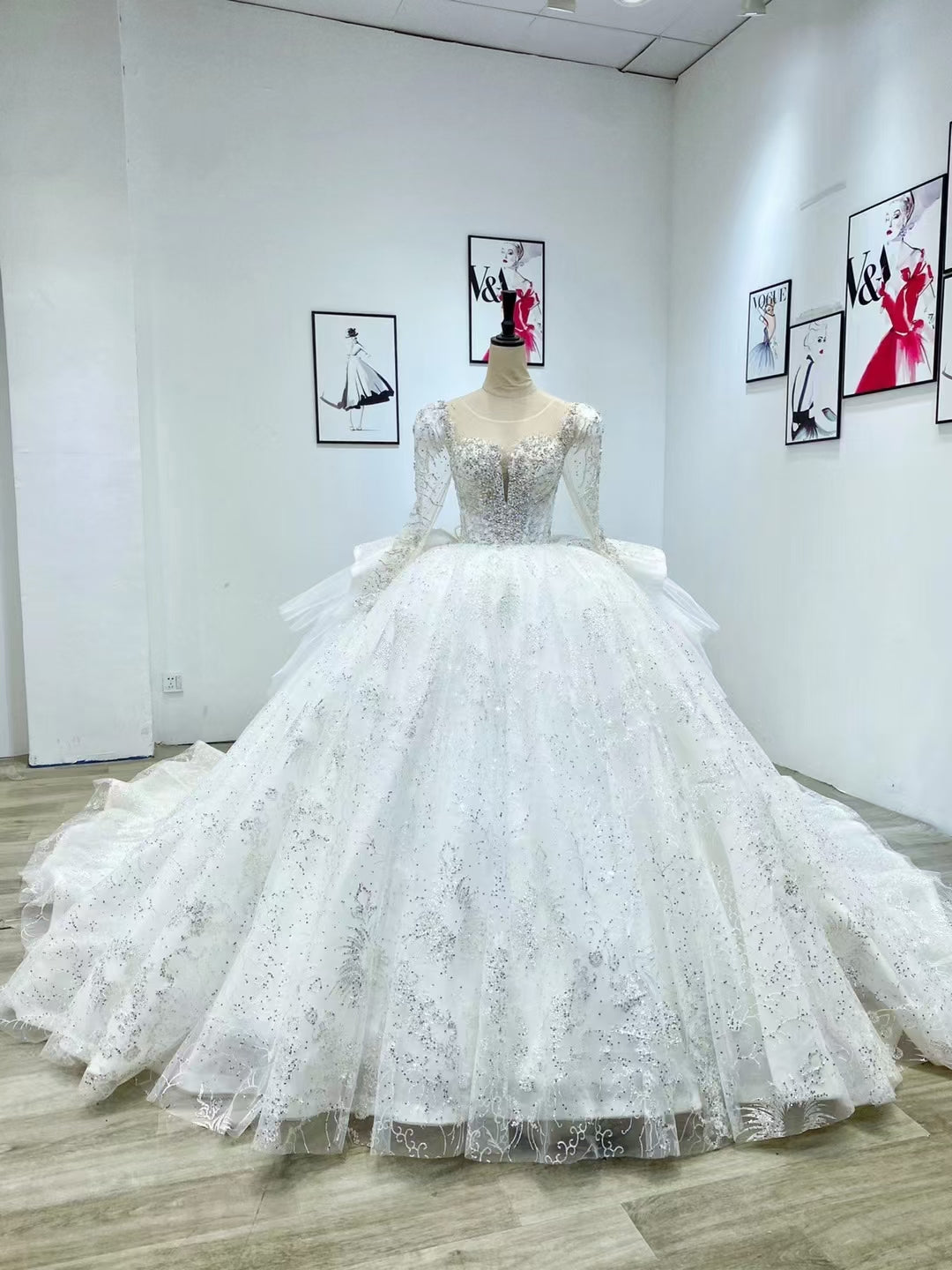 Luxury White Tulle Sequins Long Sleeve Wedding Dress With Train