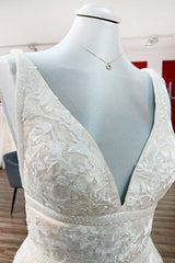 Wedding Dress Off The Shoulder, Elegant Long Princess V-neck Tulle Backless Wedding Dress with Lace