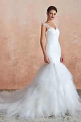 Wedding Dress And Veil, Multi-Tiered Lace-Up Mermaid Wedding Dresses with Chapel Train