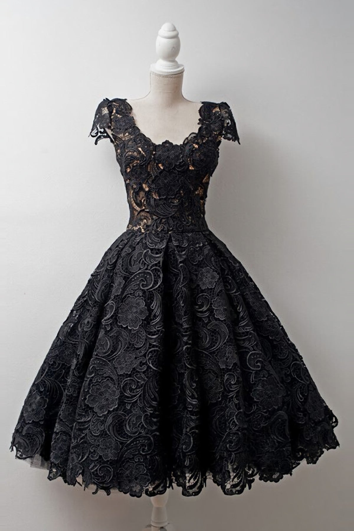 Flowy Prom Dress, Short Timeless Scoop Knee-Length Cap Sleeves Black Lace Homecoming Dresses